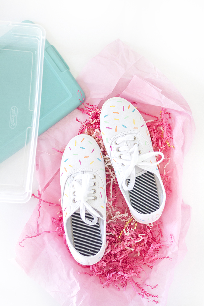 http://www.dreamgreendiy.com/wp-content/uploads/2015/07/14-31341-post/DIY-Sprinkle-Shoes-10.jpg