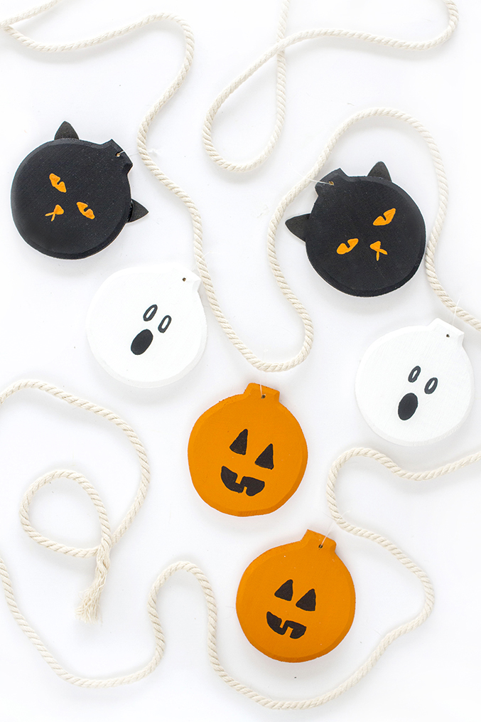 http://www.dreamgreendiy.com/wp-content/uploads/2015/10/16-32542-post/DecoArt-Halloween-Garland-151.jpg