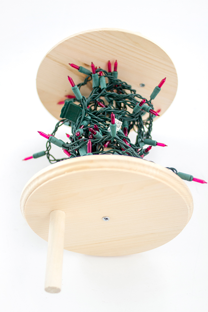 http://www.dreamgreendiy.com/wp-content/uploads/2015/12/21-33307-post/eHow-Christmas-Lights-Spool-13-677.jpg