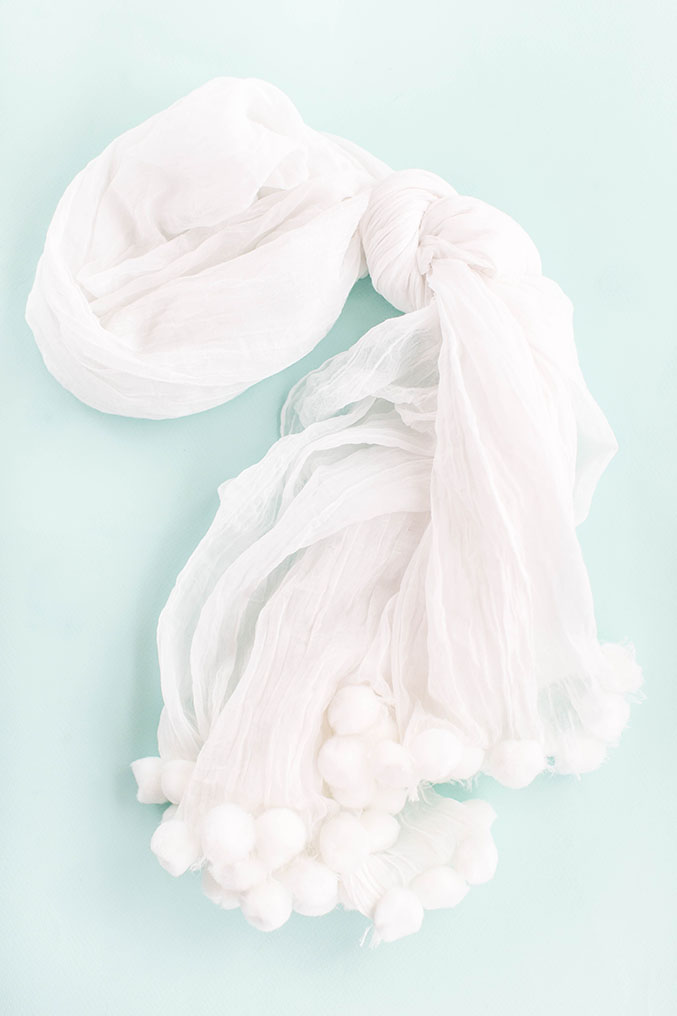 http://www.dreamgreendiy.com/wp-content/uploads/2016/10/04-37294-post/DIY-White-On-White-Pom-Pom-Scarf-5.jpg