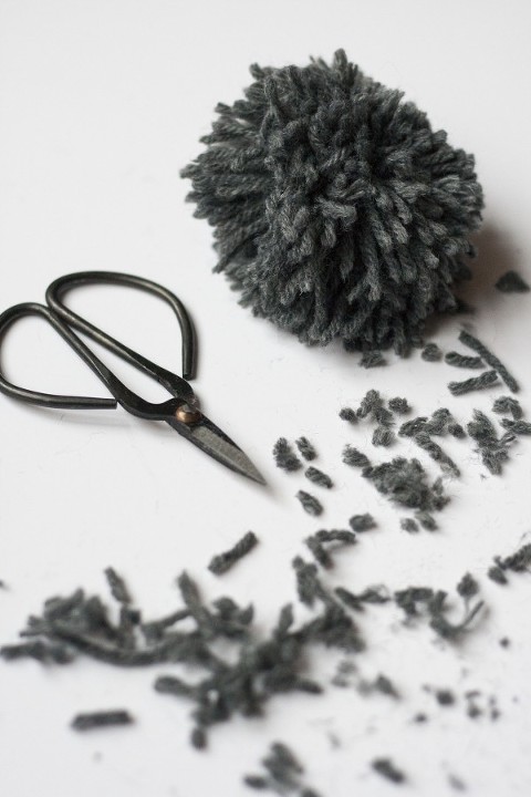 DIY_Pom_Pom_Beanie09