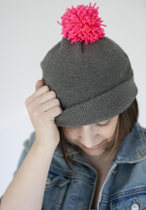 DIY_Pom_Pom_Beanie14