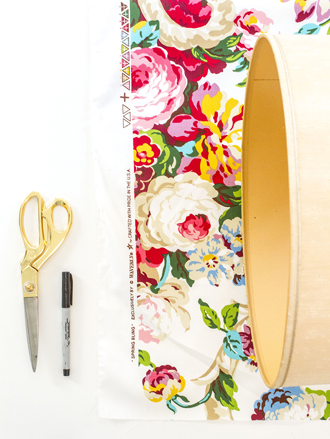 DIY No-Sew Floral Fabric Chargers | Dream Green DIY