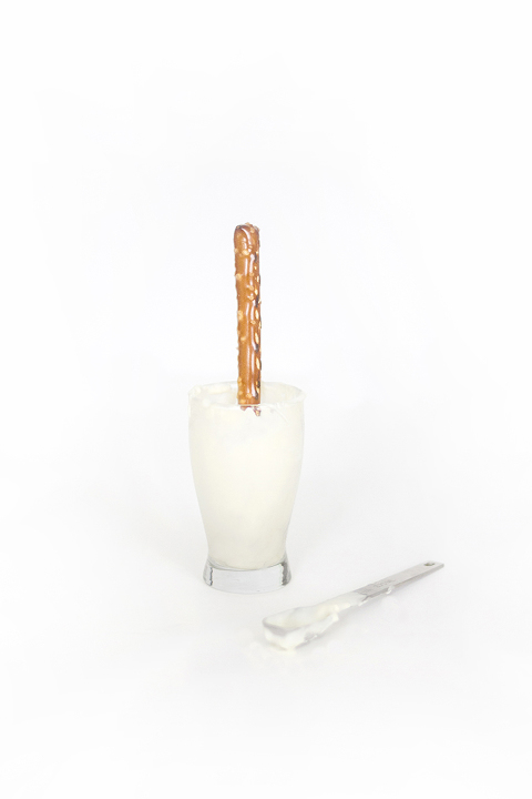 DIY 10-Minute No-Bake White Chocolate Dipped Pretzels | Dream Green DIY