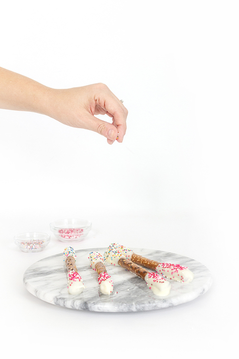 DIY 10-Minute No-Bake White Chocolate Dipped Pretzels | Dream Green DIY