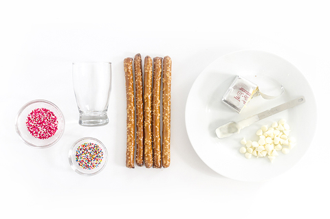 DIY 10-Minute No-Bake White Chocolate Dipped Pretzels | Dream Green DIY