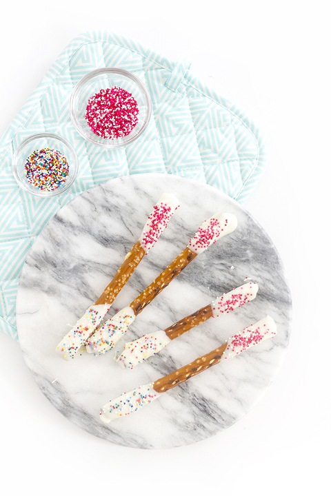 DIY 10-Minute No-Bake White Chocolate Dipped Pretzels | Dream Green DIY