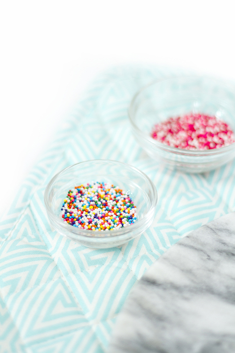 DIY 10-Minute No-Bake White Chocolate Dipped Pretzels | Dream Green DIY