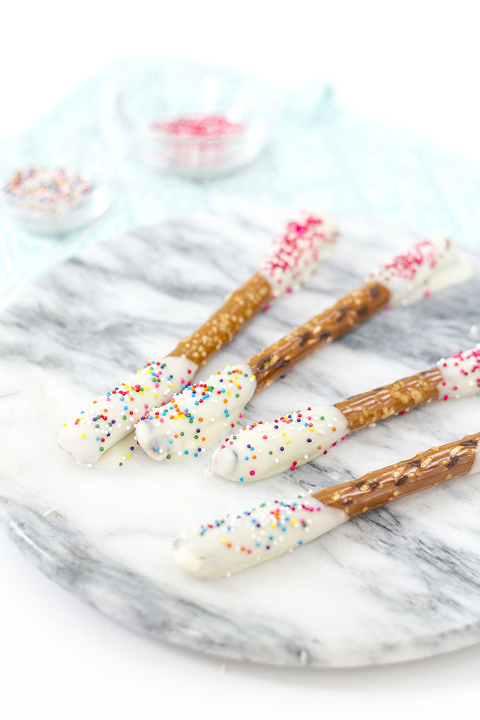 DIY 10-Minute No-Bake White Chocolate Dipped Pretzels | Dream Green DIY