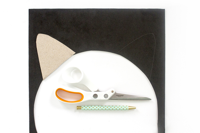 DIY Halloween Black Cat Placemats And Dotty Cupcake Toppers | Dream Green DIY