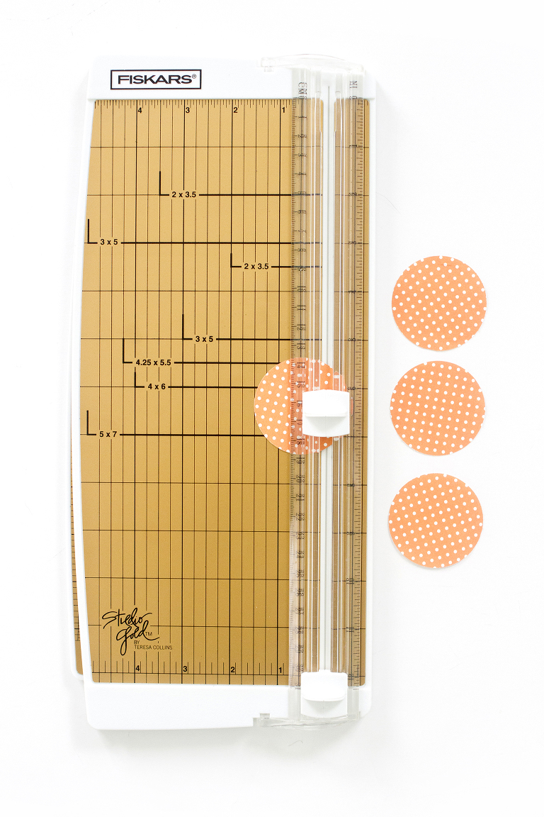 DIY Halloween Black Cat Placemats And Dotty Cupcake Toppers | Dream Green DIY