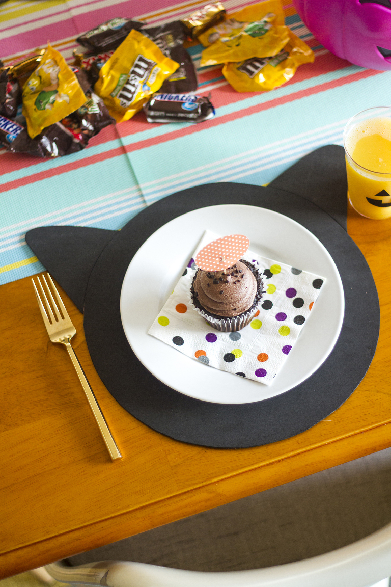 DIY Halloween Black Cat Placemats And Dotty Cupcake Toppers | Dream Green DIY