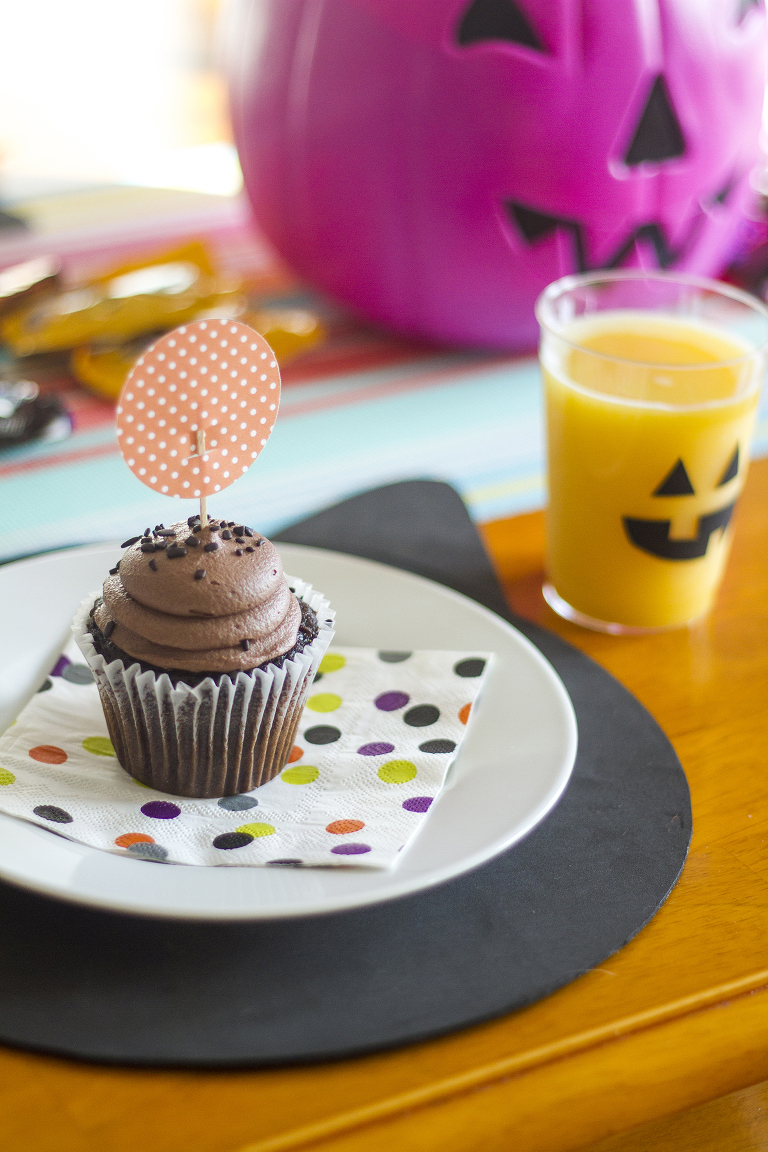 DIY Halloween Black Cat Placemats And Dotty Cupcake Toppers | Dream Green DIY