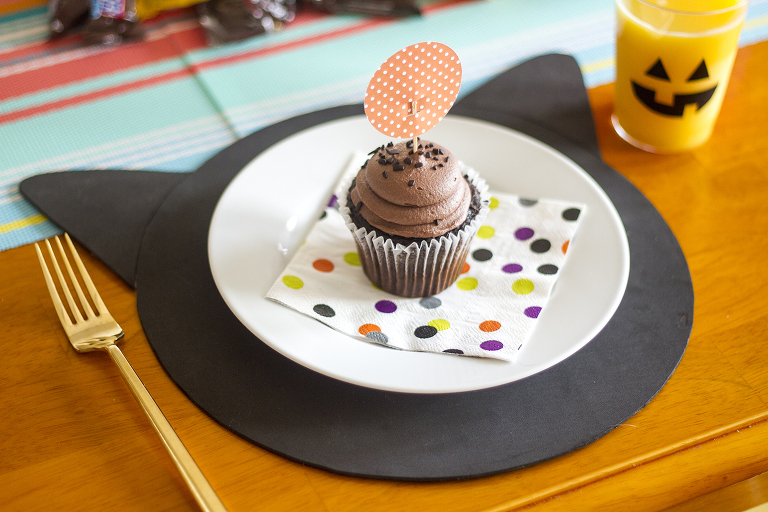 DIY Halloween Black Cat Placemats And Dotty Cupcake Toppers | Dream Green DIY
