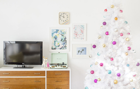 How To Style A Retro Mid-Century White Christmas Tree | Dream Green DIY + @treetopia