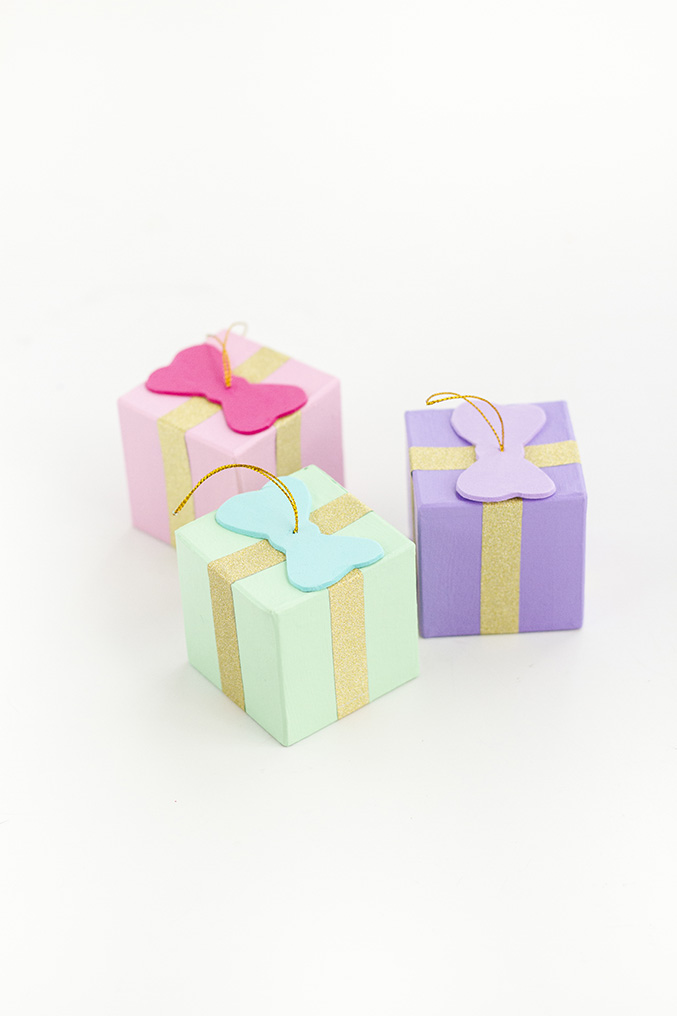DIY Gift Box Ornaments | Dream Green DIY #theholidaycollective