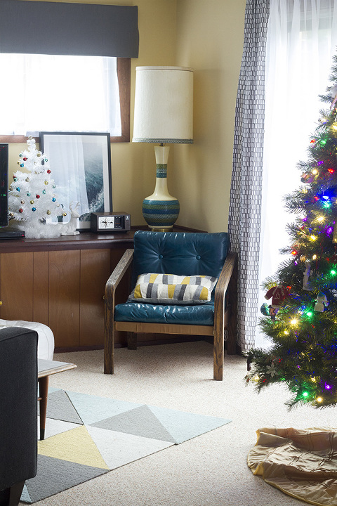 Touring Our Cozy Christmas Time Family Room | Dream Green DIY #bloggerstylinhometours