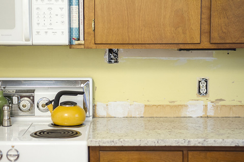 DIY White Subway Tile Backsplash | dreamgreendiy.com + @builddirect