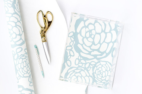 DIY Wallpaper Lined Beauty Tray Makeover | dreamgreendiy.com