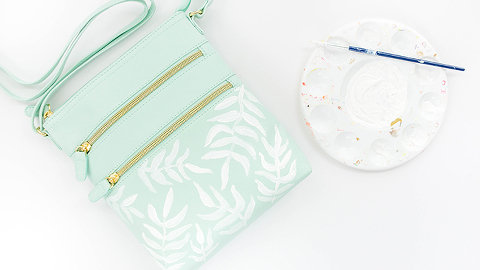 DIY Painted Palm Frond Print Crossbody Bag | dreamgreendiy.com