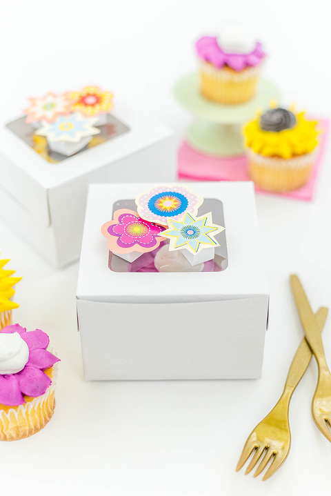 DIY 3D Pop Up Flower Cupcake Box Toppers | dreamgreendiy.com + @orientaltrading