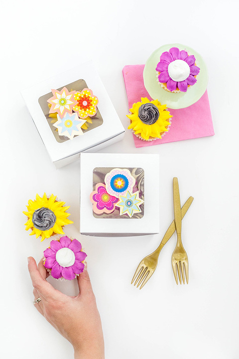 DIY 3D Pop Up Flower Cupcake Box Toppers | dreamgreendiy.com + @orientaltrading