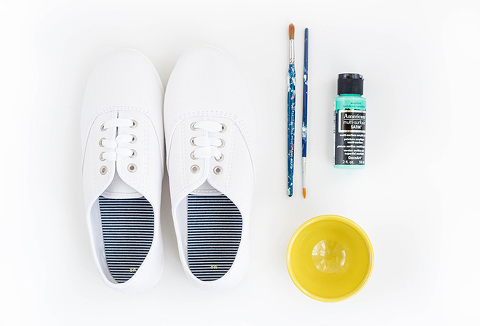 DIY Painted Mint & White Saddle Shoes | dreamgreendiy.com