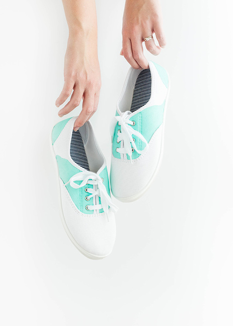 DIY Painted Mint & White Saddle Shoes | dreamgreendiy.com