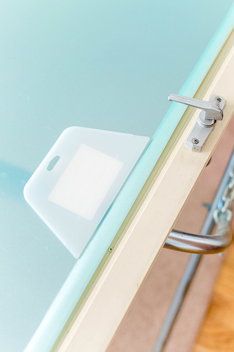 How To Update A Storm Door With Teal Window Film | dreamgreendiy.com + @designyourwall