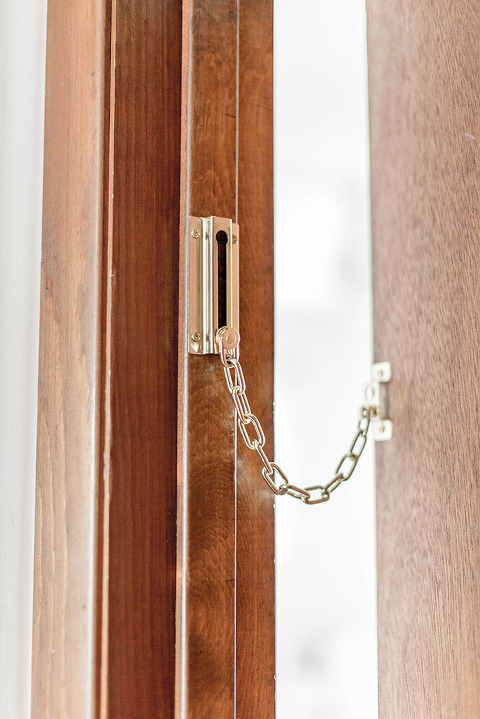 How To Make A DIY Cat Door From A Chain Lock | dreamgreendiy.com @petfinder #MetOnPetfinder