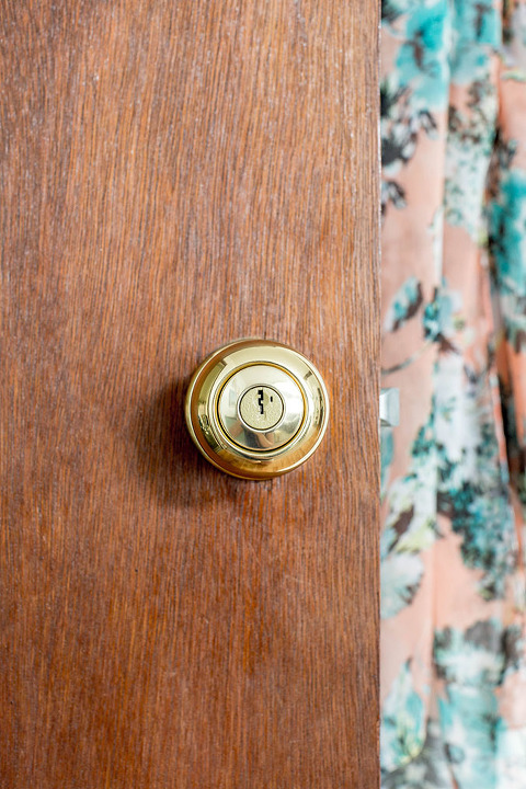 A Quick Saturday Afternoon Front Door Knob Update | dreamgreendiy.com @kwikset