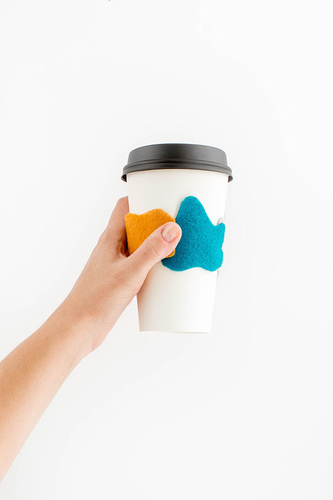 DIY Felt Leaves Coffee Sleeve | dreamgreendiy.com