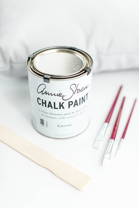 DIY Hand-Painted Chalk Paint Mud Cloth Pillow | dreamgreendiy.com + @unfolded_