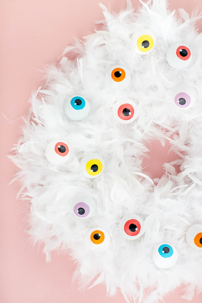 DIY Cartoon Eyeball Halloween Wreath | dreamgreendiy.com + @orientaltrading