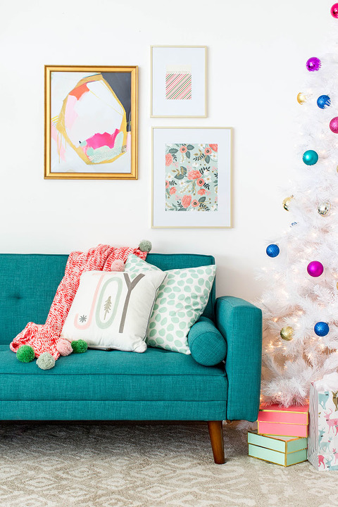 How To Decorate Your Living Room For Christmas | dreamgreendiy.com + @dhpfurniture