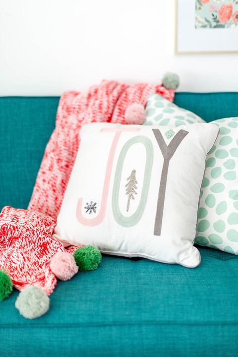 How To Decorate Your Living Room For Christmas | dreamgreendiy.com + @dhpfurniture
