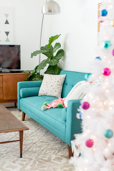 How To Decorate Your Living Room For Christmas | dreamgreendiy.com + @dhpfurniture