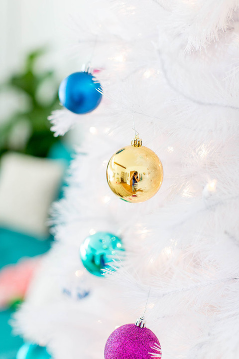 How To Decorate Your Living Room For Christmas | dreamgreendiy.com + @dhpfurniture