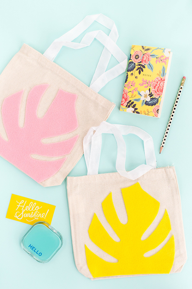 DIY Felt Monstera Leaf Canvas Tote + Printable | dreamgreendiy.com + @orientaltrading