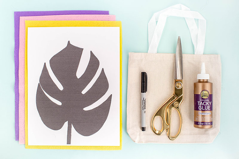 DIY Felt Monstera Leaf Canvas Tote + Printable | dreamgreendiy.com + @orientaltrading