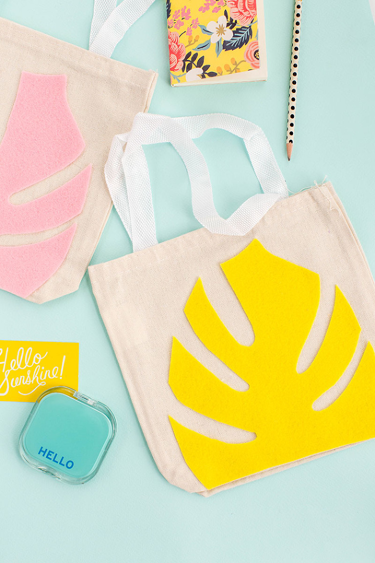 DIY Felt Monstera Leaf Canvas Tote + Printable | dreamgreendiy.com + @orientaltrading