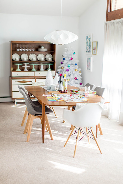 How To Host A Holiday Game Night Gathering | dreamgreendiy.com + @dhpfurniture