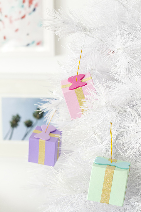 How To Make DIY Gift Box Ornaments | dreamgreendiy.com
