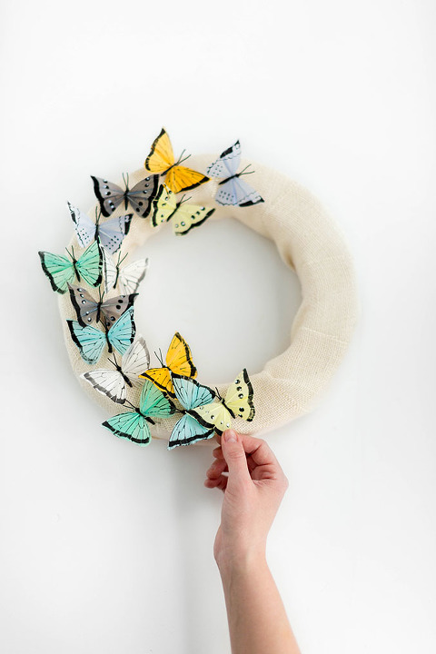 DIY Floating Butterfly Burlap Wreath For Spring | dreamgreendiy.com + @orientaltrading