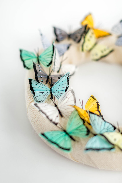 DIY Floating Butterfly Burlap Wreath For Spring | dreamgreendiy.com + @orientaltrading