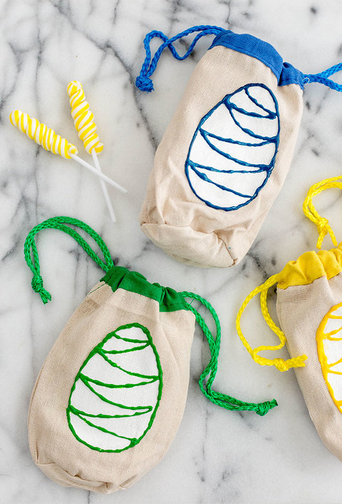 DIY Painted Easter Egg Hunt Canvas Bags | dreamgreendiy.com + @orientaltrading