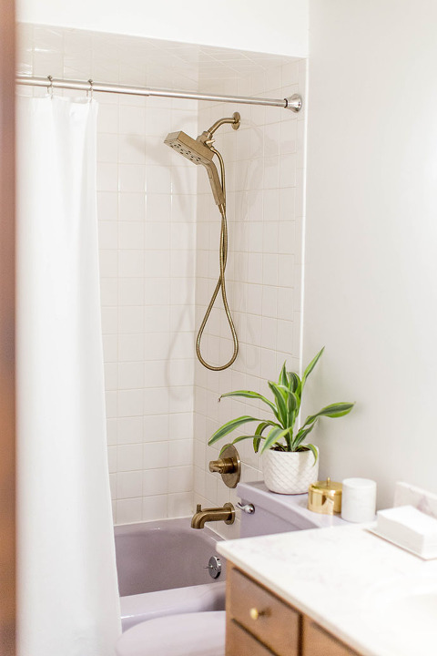 Modernizing Our Mid-Century Bath With Brass Fixtures | dreamgreendiy.com + @deltafaucet