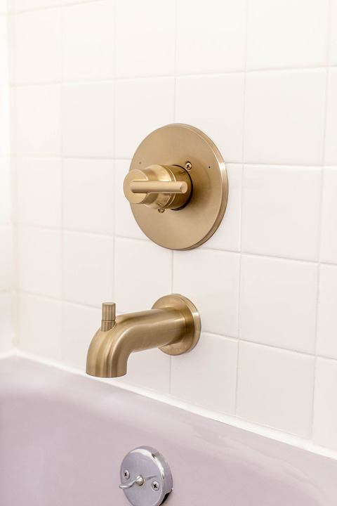 Modernizing Our Mid-Century Bath With Brass Fixtures | dreamgreendiy.com + @deltafaucet