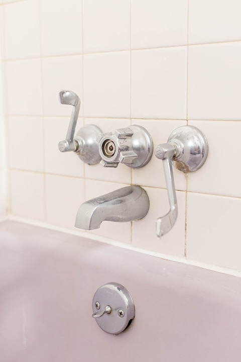 Modernizing Our Mid-Century Bath With Brass Fixtures | dreamgreendiy.com + @deltafaucet