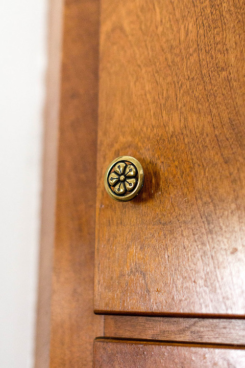 Brand New Brass Hardware In Our Mid-Century Kitchen | dreamgreendiy.com